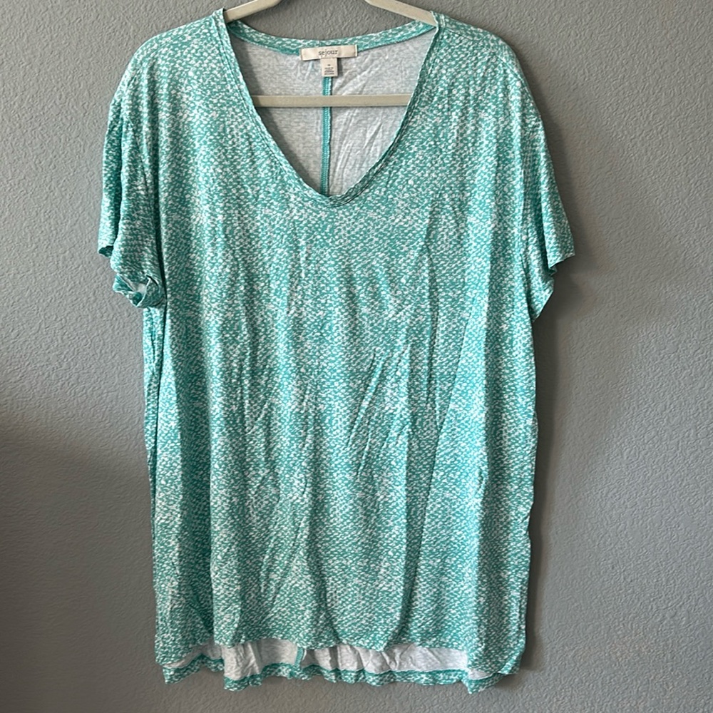 Sejour EUC women’s t shirt size 1X. Green and white, v-neck, flowy fit.